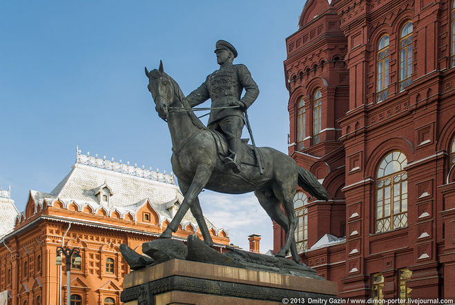 памятник Жукову в Москве